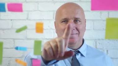 Konferans Odasında Ki İşadamı Gülümseve Cam Panele Parmağını Koydu