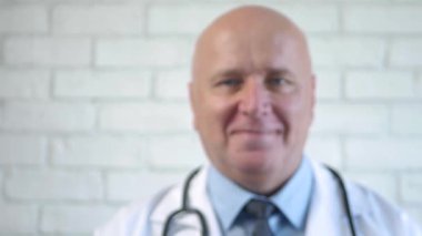 Doktor Pencere Arkasında Gülümse ve Selamla Cam Yüzeyi Çalıyor