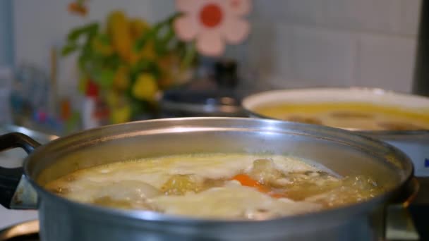 Panela com Sopa Quente Fervendo no Fogão na Cozinha — Vídeo de Stock