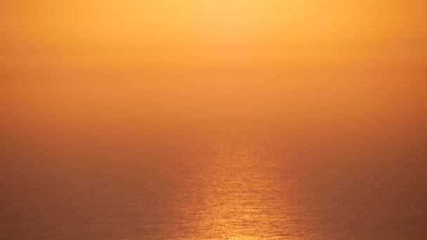 Hermosa puesta de sol roja reflejada en olas oceánicas — Vídeos de Stock