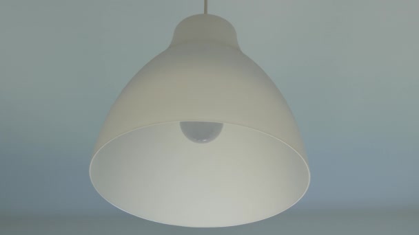 Lampe blanche suspendue allumant dans la chambre — Video