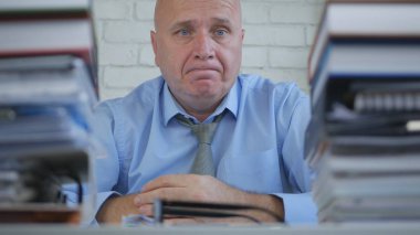 Muhasebe Arşivi 'nde çalışan bir iş adamıyla görüntü