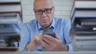 İşadamı kullanarak cep telefonu kablosuz bağlantı yazmak ve mesajları okumak