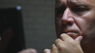 Endişeli İşadamı Görüntüsü Karanlık Oda 'da Akıllı Telefon Kablosuz İletişimi Kullanıyor