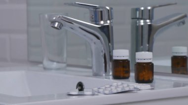 Tıbbi Alıcılar Tuvalette Renkli İlaç ve Beyaz Tablet
