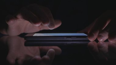 Görüntü İşadamı Parmak Cep Telefonu Uygulamaları