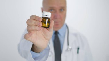 Kendine güvenen bir doktorun, bir alıcıya tıbbi haplar önermesi.