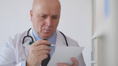 Tıbbi Kayıt Hasta Bilgilerine Doktor Yazan Görüntü