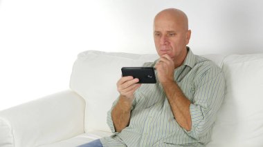 Smartphone Kullanarak Koltuk Metninde Dinlenen Hayal Kırıklığı Olan Görüntü