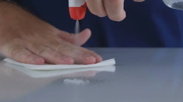 Man rengöra bord glasytan med en våt torka och en Spray — Stockfoto