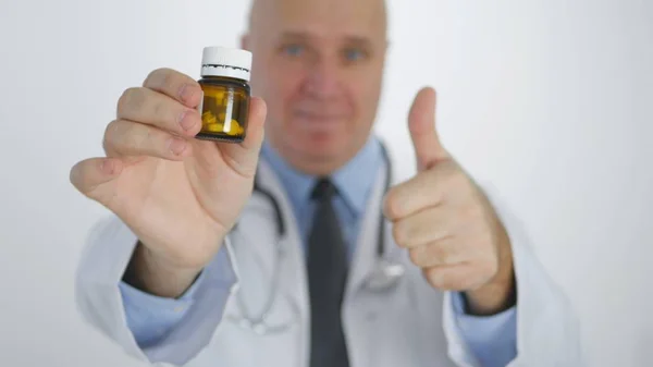 Bild mit einem lächelnden Arzt, der mit erhobenem Daumen Vitaminpillen empfiehlt — Stockfoto