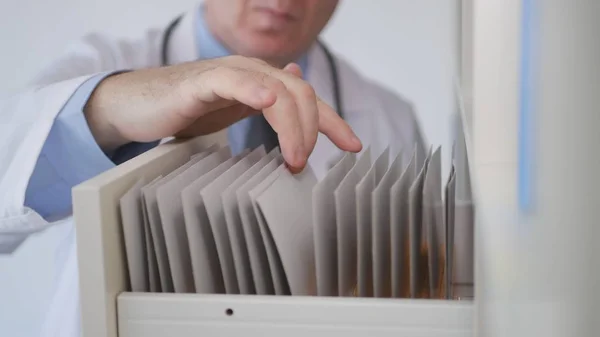 Beeld met een arts op zoek naar een document in Hospital Medical Archive — Stockfoto