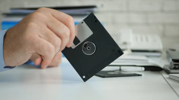 Obraz s podnikatelem na kancelářské disketě s disketou v ruce — Stock fotografie