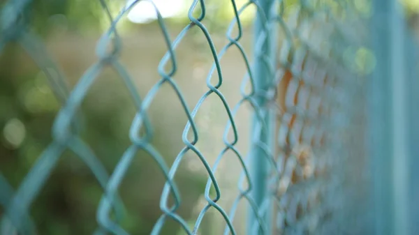 Metallic hek rond beschermingsgebied Voorkomen van toegang in een veiligheidszone — Stockfoto