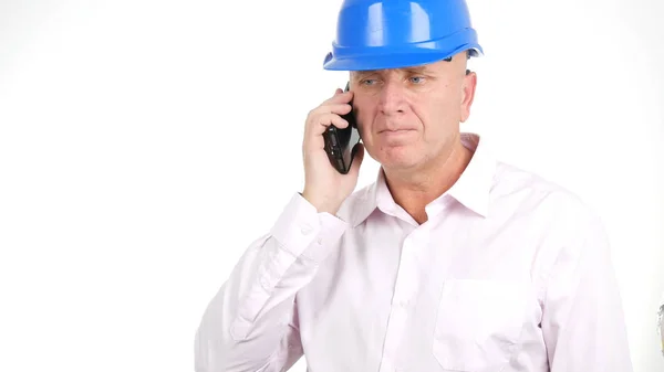 Imagen con Ingeniero ocupado hablando con Smartphone — Foto de Stock