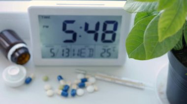 Bir Hastane Odasında Tedavi İçin Masa ve Tıbbi İlaçlardaki Alarm Saati