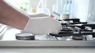 Koruyucu Eldiven Giyen Bir Temizlikçiyle Yavaş Hareket Mutfakta Fırın Spreyle Temizleniyor