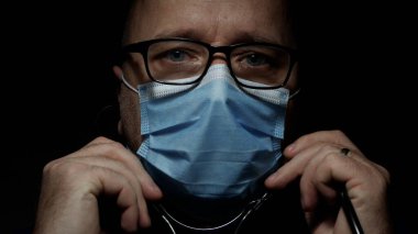 Korunaklı Yüz Maskesi Giyen Doktor, COVID-19 pandemisine karşı karantina hastanesinde koruyucu ekipmanı olan tıbbi kişi.