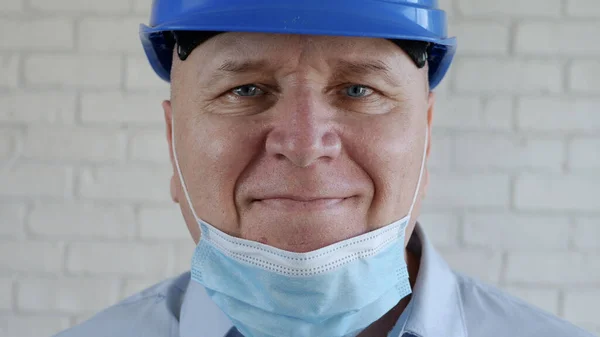 Imagem confiante com um engenheiro que usa máscara de proteção facial contra vírus . — Fotografia de Stock