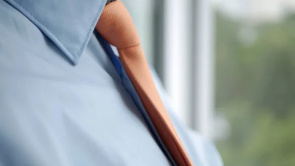 Imagem de empresário elegante vestindo uma camisa azul e gravata laranja — Fotografia de Stock