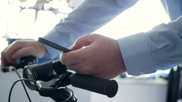 Hombre en el texto de la bicicleta usando el teléfono celular y las aplicaciones en línea de la red de acceso, ciclista escribiendo un mensaje en el móvil — Foto de Stock