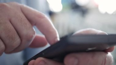 Bir Cep Telefonu ve Erişim Ağı Çevrimiçi Uygulamaları Kullanarak Kapalı Adam Metni, Üst Düzey Cep Telefonuna Bir İleti Yazıyor
