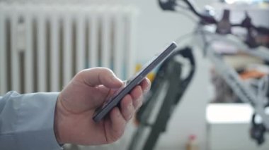 Bir Cep Telefonu ve Erişim Ağı Çevrimiçi Uygulamaları Kullanarak Kapalı Adam Metni, Üst Düzey Cep Telefonuna Bir İleti Yazıyor