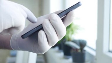 Koruma Eldiveni Giyen Adam Cep Telefonu Kullanıyor Kablosuz İletişim, Sosyal Uzaklık Yaşam Tarzı