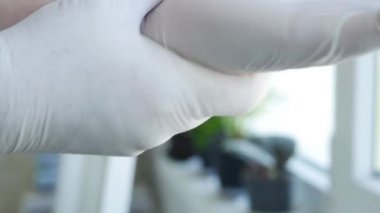 Adam, Covid-19 ile Kirlenmeye Karşı Eldivenlerini Korumak İçin Sosyal Mesafe Yaşam Tarzı Yapıyor