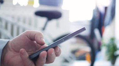 Businessperson Metni Cep Telefonu Erişim Ağı Çevrimiçi Uygulamaları Kullanıyor, Senior Cep Telefonuna Bir İleti Yazıyor