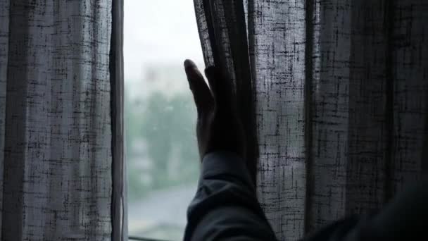 Podnikatel v hotelovém pokoji otvírá okenní závěs, Muž dívá ven na okno v dopoledních hodinách — Stock video