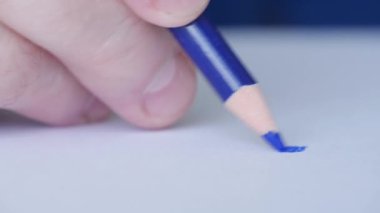 Bir parça beyaz kağıda mavi renkli kalemle insan eli çizimini kapat.