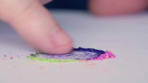 用一只手指和彩色铅笔铅粉在一张纸上把人与人的手擦亮 — 图库视频影像