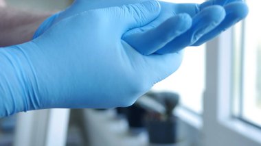 Sosyal Mesafe Yaşam Tarzı, Eldivenleri Ellerine Koruyucu Eldiven Takan Adam Onları Dikkatlice Düzelten Doktor Koruyucu Eldiven Kullanıyor