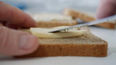 Tost Tereyağlı Sabah Kahvaltısı, Mutfakta Taze Ekmek Üzerine Margarin Serpiştirme