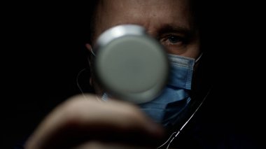 Korunaklı Yüz Maskesi Giyen Doktor, COVID-19 pandemisine karşı karantina hastanesinde koruyucu ekipmanı olan tıbbi kişi.