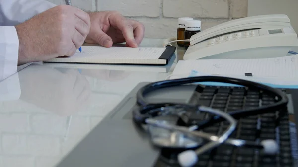 Un médecin du cabinet médical examine un receveur de médicaments et rédige une ordonnance — Photo