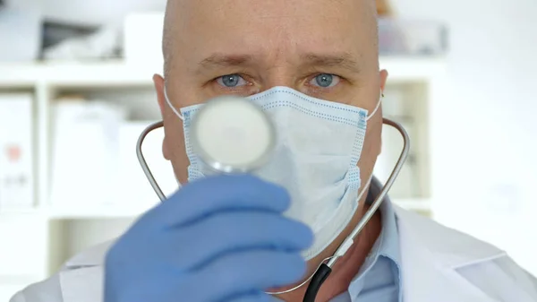 Medico che indossa maschera protettiva, persona medica con attrezzatura di protezione in un ospedale in quarantena contro la pandemia COVID-19 — Foto Stock