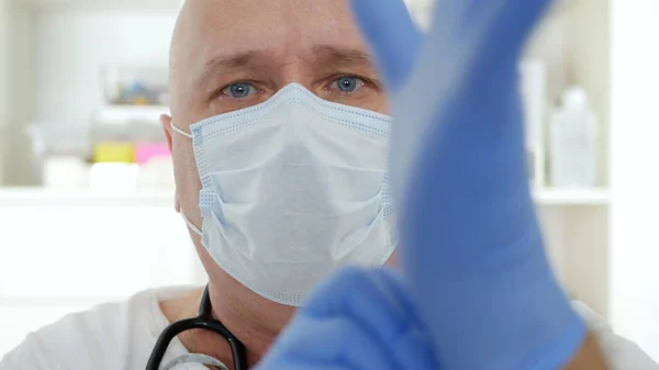 医生佩戴防护面罩，在隔离医院内配备防护设备的医护人员，对抗COVID-19大流行 — 图库照片