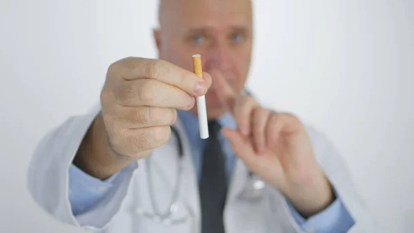 Bild med en läkare i antitobakskampanj Att göra inga handgester — Stockfoto