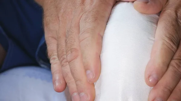 Il medico applica una fasciatura nuova e pulita su una ferita del piede nel pronto soccorso dell'ospedale — Foto Stock