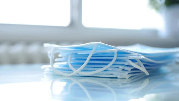 Afbeelding met een verpakking van chirurgische maskers op de tafel in een apotheek — Stockfoto