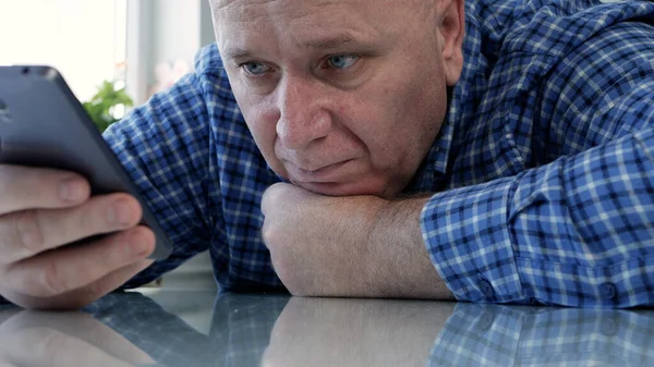 Üzücü Yaşlılar Karantina 'da Evde Sıkılmış ve Hayal kırıklığına uğramış Bir Cep Telefonu' nda