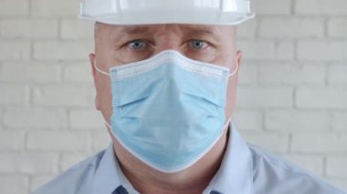 Koruyucu Tıbbi Yüz Maskesi ve Güvenlik Miğferi Giyen Bir Mühendis Portresi