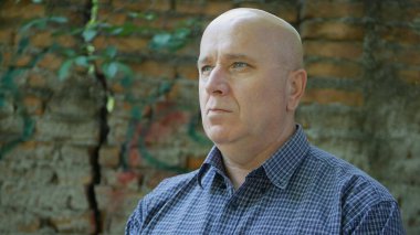 Sokakta Toplantı Bekleyen Yaşlı Bir Adam Görüntüsü