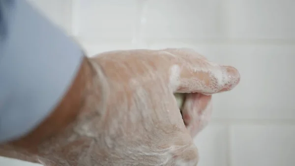 Человек Моет Руки Мылом Водой Очищает Дезинфицирует Вирусов Болезней — стоковое фото