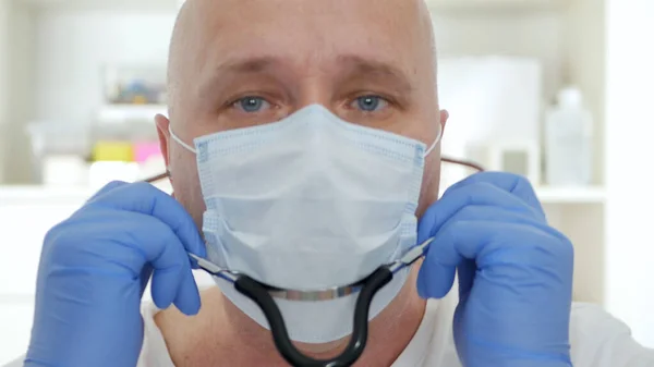 医生佩戴防护面罩 在隔离医院内配备防护设备的医护人员 对抗Covid 19大流行 — 图库照片