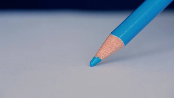白い紙に色鉛筆で描いた人の絵 — ストック写真