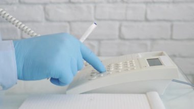 Ellerinde Koruyucu Eldiven Giyen Adamla Yavaş Hareket Telefon İletişim, Sosyal Mesafe Yaşam Tarzı 