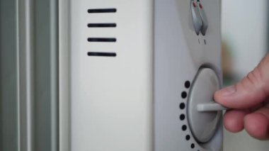 Man, Evde Elektrikli Radyatör Isıtmasını Ayarladı
